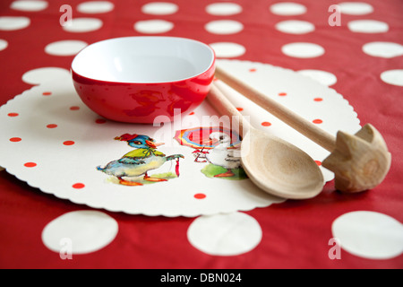 Holzlöffel auf Tischset, München, Bayern, Deutschland Stockfoto