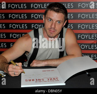 Jake Shears Signierstunde in das Cafe im Foyles, anlässlich die Einführung des "One Day in Life Jake Shears" ein Buch mit Fotografien von amerikanischen Fotografen Tim Hailand. London, England - 18.07.11 Stockfoto