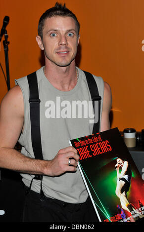 Jake Shears Signierstunde in das Cafe im Foyles, anlässlich die Einführung des "One Day in Life Jake Shears" ein Buch mit Fotografien von amerikanischen Fotografen Tim Hailand. London, England - 18.07.11 Stockfoto