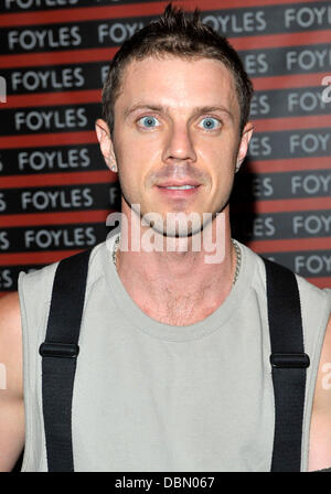 Jake Shears Signierstunde in das Cafe im Foyles, anlässlich die Einführung des "One Day in Life Jake Shears" ein Buch mit Fotografien von amerikanischen Fotografen Tim Hailand. London, England - 18.07.11 Stockfoto