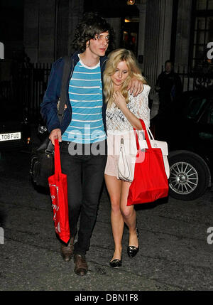 Diana Vickers mit Freund George Craig suchen schlimmer für Verschleiß beim Kanaloa und Gallo Sommerfest bei Hamilton Place. London, England - 20.07.11 Stockfoto