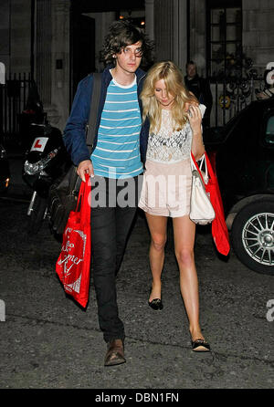 Diana Vickers mit Freund George Craig suchen schlimmer für Verschleiß beim Kanaloa und Gallo Sommerfest bei Hamilton Place. London, England - 20.07.11 Stockfoto