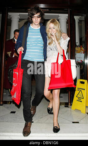 Diana Vickers mit Freund George Craig suchen schlimmer für Verschleiß beim Kanaloa und Gallo Sommerfest bei Hamilton Place. London, England - 20.07.11 Stockfoto