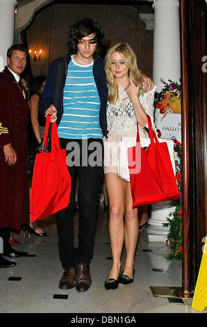 Diana Vickers mit Freund George Craig suchen schlimmer für Verschleiß beim Kanaloa und Gallo Sommerfest bei Hamilton Place. London, England - 20.07.11 Stockfoto