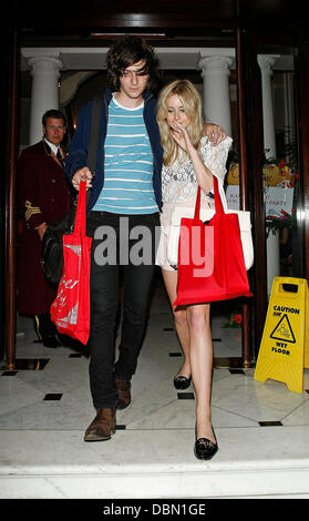 Diana Vickers mit Freund George Craig suchen schlimmer für Verschleiß beim Kanaloa und Gallo Sommerfest bei Hamilton Place. London, England - 20.07.11 Stockfoto