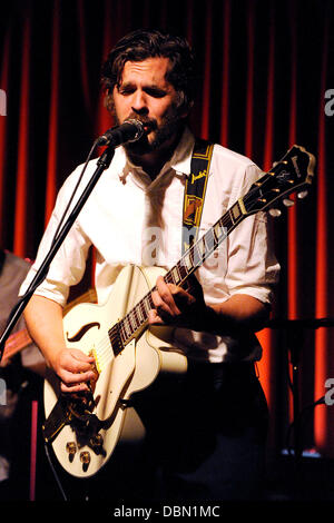 Norwegischer Sänger Thomas Dybdahl führt im The Drake Hotel während seiner ersten nordamerikanischen Tour unterstützt seine nordamerikanischen Debüt-Album "Songs". Toronto, Kanada - 19.7.11 Stockfoto