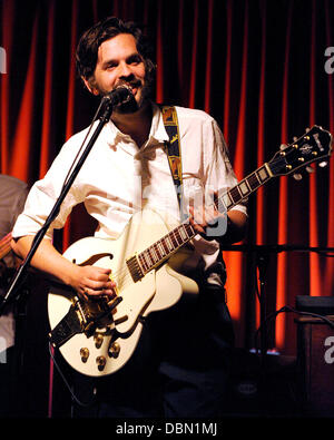 Norwegischer Sänger Thomas Dybdahl führt im The Drake Hotel während seiner ersten nordamerikanischen Tour unterstützt seine nordamerikanischen Debüt-Album "Songs". Toronto, Kanada - 19.7.11 Stockfoto