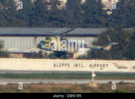 Ein militärischen Hubschrauber landet am Flughafen Aleppo während des Eid Al Adah-Urlaubs. Stockfoto