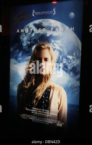 Eine andere Erde, Poster, bei der Premiere von Fox Searchlight Pictures "Another Earth" Landmark Sunshine Theatre. New York City, USA - 20.07.11 Stockfoto