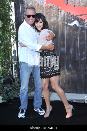 Katherine McPhee, David Ellis "Shark Night 3D" Foto-Op im Petco Park statt.  Los Angeles, Kalifornien - 20.07.11 Stockfoto