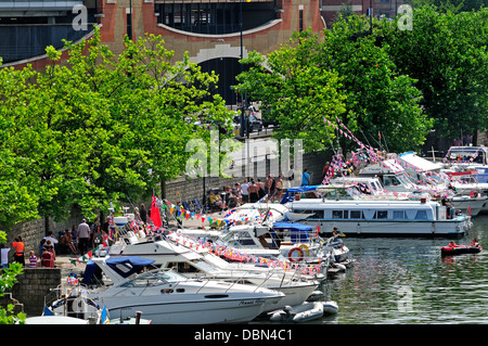 Maidstone, Kent, England, UK. Jährliche Maidstone River Festival (27. Juli 2013) Boote vertäut am Ufer den Medway. Stockfoto