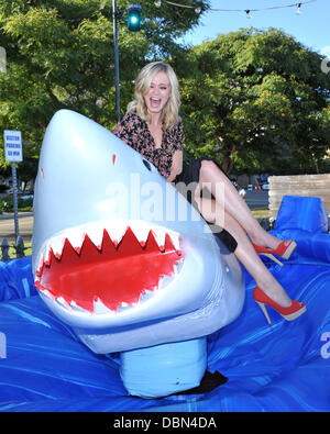 Sara Paxton "Shark Night 3D" Fototermin im Petco Park statt.  Los Angeles, Kalifornien - 20.07.11 Stockfoto