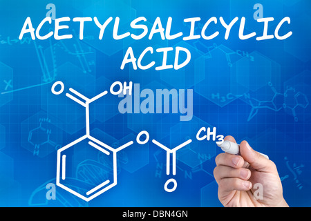 Hand mit Federzeichnung die chemische Formel von Acetylsalicylsäure Stockfoto