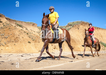 Paar auf Berach reiten Pferde, Kroatien, Dalmatien, Europa Stockfoto