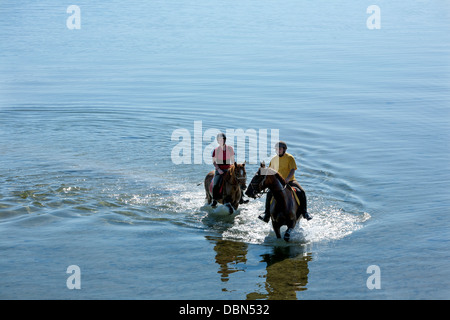 Paar Reiten im Meer, Kroatien, Dalmatien, Europa Stockfoto