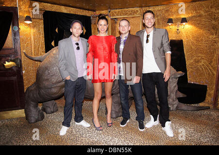 Zoe Griffin mit Dub Herrenclub, bei der Live wie eine VIP - Website-Launch-Party im Spearmint Rhino statt. London, England - 21.07.11 Stockfoto