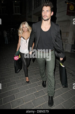 David Gandy und Mollie King verlassen das Velours-Magazin 1. Jubiläumsparty im The Cuckoo Club.  London, England - 22.07.11 Stockfoto