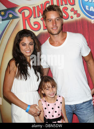 Lindsay Hartley, Justin Hartley und Tochter Isabella Justice Hartley Los Angeles Premiere von "Aufgeladen" präsentiert von Ringling Bros und Barnum & Bailey statt auf dem Staples Center Los Angeles, Kalifornien - 21.07.11 Stockfoto