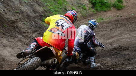 Super Moto-Rennen in Bilstain, Belgien. 2 Fahrer in einer Kurve auf den Schmutz Teil der Strecke. Stockfoto