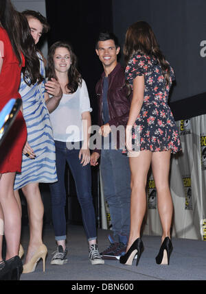 Kristen Stewart, Robert Pattinson, Taylor Lautner und Nikki Reed Comic-Con 2011 - Tag1 - "Twilight: Breaking Dawn Part 1: Pressekonferenz im Hilton Bayfront Hotel - Ankunft San Diego, Kalifornien - 21.07.11 Stockfoto