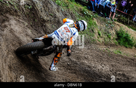 Super Moto-Rennen in Bilstain, Belgien. 1 Fahrer mit einem Fuß in einer Kurve auf den Schmutz Teil der Strecke. Stockfoto