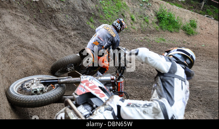 Super Moto-Rennen in Bilstain, Belgien. 2 Fahrer in einer Kurve auf den Schmutz Teil der Strecke. Stockfoto