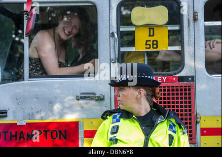 Balcombe, West Sussex, UK. 1. August 2013. Das Tor wird durch ein altes Feuerwehrauto Gefahren und dann deaktiviert, indem die Frack-Kämpfer früh blockiert.  Sie sind eine Gruppe von ökologischen Demonstranten und Tamsin Omond enthalten. Anti-Fracking weiter Demonstranten ihre Blockade der Cuadrilla Test Bohrmaschine in der Nähe von Balcombe, West Sussex, UK. 1. August 2013. Bildnachweis: Guy Bell/Alamy Live-Nachrichten Stockfoto