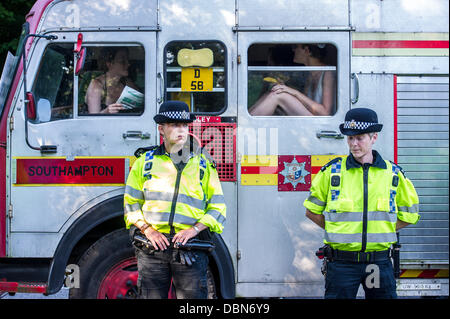 Balcombe, West Sussex, UK. 1. August 2013. Das Tor wird durch ein altes Feuerwehrauto Gefahren und dann deaktiviert, indem die Frack-Kämpfer früh blockiert.  Sie sind eine Gruppe von ökologischen Demonstranten und Tamsin Omond enthalten. Anti-Fracking weiter Demonstranten ihre Blockade der Cuadrilla Test Bohrmaschine in der Nähe von Balcombe, West Sussex, UK. 1. August 2013. Bildnachweis: Guy Bell/Alamy Live-Nachrichten Stockfoto