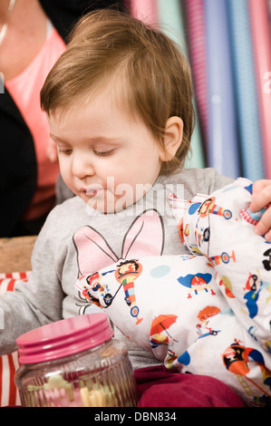 Person mit Babymädchen In Shop, München, Bayern, Deutschland, Europa Stockfoto