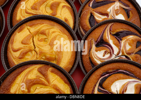 Pudding Sahne-Torten und Himbeer Törtchen auf dem display Stockfoto