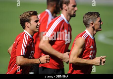 Bayern Mario Goetze (L-R), Ersatz Torwart Tom Starke und Bastian Schweinsteiger Jogg während einer Trainingseinheit am Trainingsgelände des Vereins Saebener Straße in München, Deutschland, 2. August 2013. Foto: ANDREAS GEBERT Stockfoto