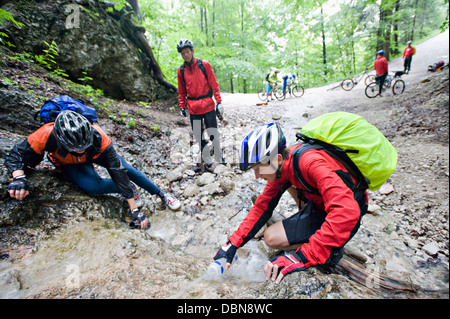 Mountainbiker Fluss, Schwangau-Bleckenau, Bayern, Deutschland Stockfoto