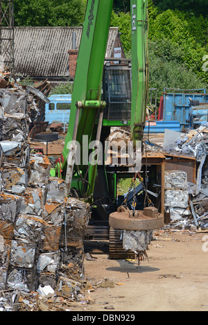 magnetische Grab auf Kran Heben Metall Ballen am Schrottplatz Vereinigtes Königreich Stockfoto