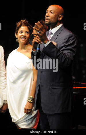 Alonzo Mourning, Tracy Zo Summer Groove Hard Rock Hotel & Casino Comedy-Show im Seminole Hard Rock Hotel and Casino - Performances Hollywood, Florida - 23.07.11 Trauer, Stockfoto