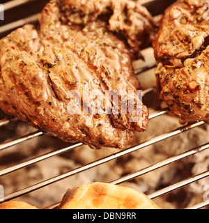 Nahaufnahme Foto lecker gegrilltes Fleisch auf mangal, Grill Steak, Vorbereitung von Picknick, gebratenem Rinderfilet, gesund essen Stockfoto