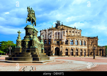 Opernhaus und Denkmal für König Johann von Sachsen Stockfoto