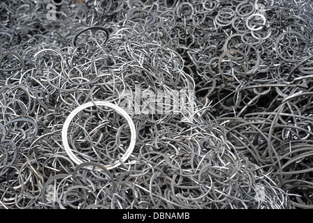 Haufen von Stahlringe am Schrottplatz Vereinigtes Königreich Stockfoto