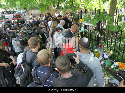 Alex Winehouse Und Janis Winehouse Im Amy Winehouse Haus Nach Ihrem Tragischen Tod Am Samstag 23 Jul 11 London England 25 07 11 Stockfotografie Alamy