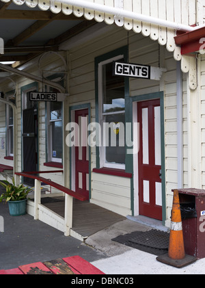 dh KAWAKAWA Neuseeland Bay of Islands Vintage Railway Railway Station Damen Herren Toiletten Stockfoto