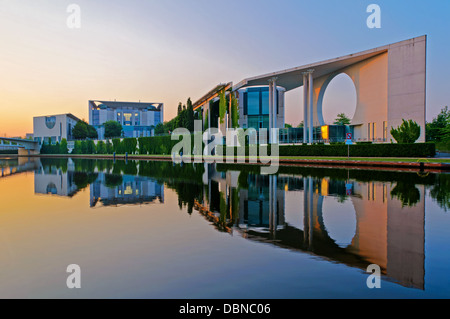 Bundeskanzleramt in Berlin, Deutschland, mit Reflexion in Spree entlang bei Sonnenaufgang Stockfoto