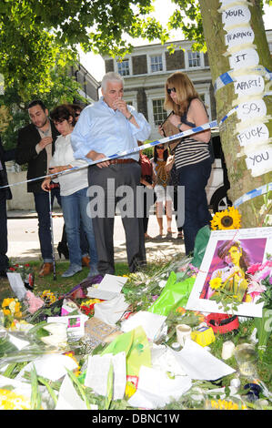 Alex Winehouse Und Janis Winehouse Im Amy Winehouse Haus Nach Ihrem Tragischen Tod Am Samstag 23 Jul 11 London England 25 07 11 Stockfotografie Alamy