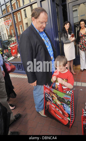 Animator, Director und chief creative Officer bei Pixar und Walt Disney Animation Studios John Lasseter kommt im Disney Store auf der Grafton Street ein Pixar Cars 2 t-Shirt Dublin, Irland - 25.07.11 JOHN LASSETER, CEO von PIXAR und Schriftsteller, Regisseur und Schauspieler der solche Filme wie Autos und CARS 2 & alle THE TOY STORY Filme Ankunft AT THE DISNEY STORE ON GRAFTON STREET WEA Stockfoto