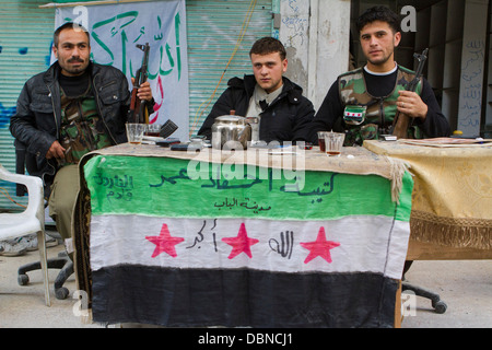 1. November 2012 - Aleppo, Syrien: Freie Syrische Armee Kämpfer Mann ein Scheck zeigen und Handys zu halten. Stockfoto