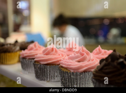 Cupcakes mit Erdbeer Glasur im shop Stockfoto