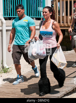 Ronnie Ortiz-Magro, Jenni Farley auf ihrem Weg in die Turnhalle Seaside Heights, USA - 26.07.2011 Stockfoto