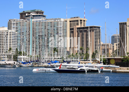 HONOLULU, HAWAII, 30. Juli 2013. Ein Blick auf Hotels in Waikiki und den Ala Wai Yacht Harbor, Waikiki, Honolulu, Oahu, Hawaii. Stockfoto