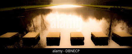 Trittsteine über Wasser bei Sonnenuntergang, North Yorkshire, Großbritannien. Stockfoto