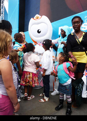 Wenlock trifft Fans bei der London 2012 Olympische Spiel-Maskottchen während der "London 2012-ein Jahr To Go" Zeremonie auf dem Trafalgar Square. London, England - 27.07.11 Stockfoto