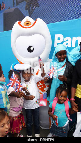 Wenlock trifft Fans bei der London 2012 Olympische Spiel-Maskottchen während der "London 2012-ein Jahr To Go" Zeremonie auf dem Trafalgar Square. London, England - 27.07.11 Stockfoto