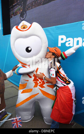 Wenlock trifft Fans bei der London 2012 Olympische Spiel-Maskottchen während der "London 2012-ein Jahr To Go" Zeremonie auf dem Trafalgar Square. London, England - 27.07.11 Stockfoto